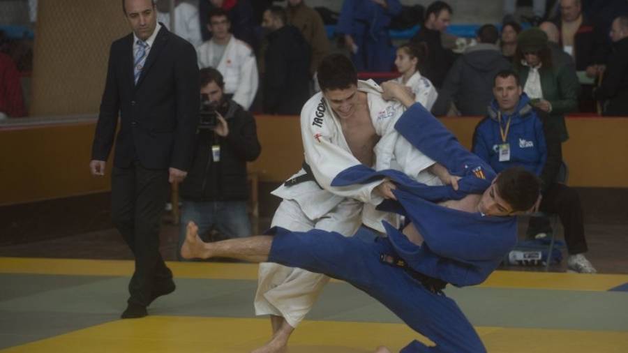 En la imagen uno de los combates que se disputaron en la Copa Ciutat de Tortosa que se celebró en categoría júnior. Foto: Joan Revillas