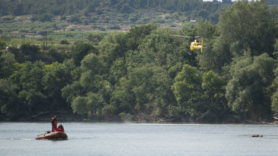Una barca i un helicòpter dels Bombers, buscant ahir l´home. Foto: Joan Revillas