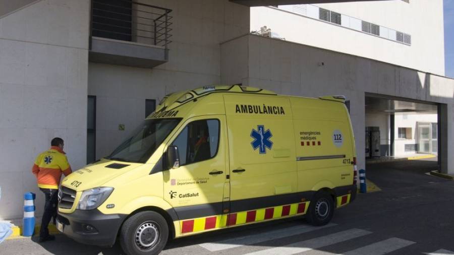 Una ambulància a l'hospital de Tortosa. Foto. Joan Revillas/DT