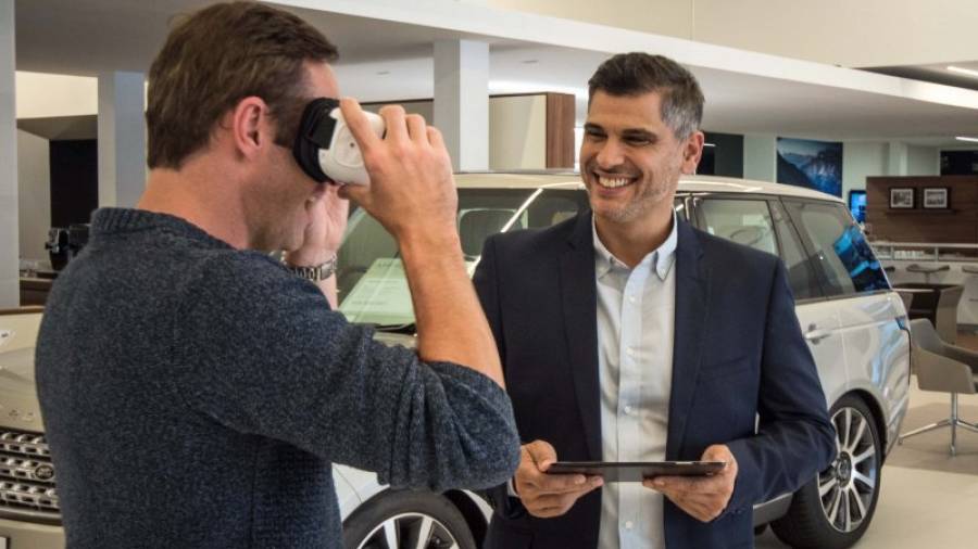 La experiencia de realidad virtual, de 360 grados, también permite a los clientes explorar el interior del vehículo desde diferentes ángulos.