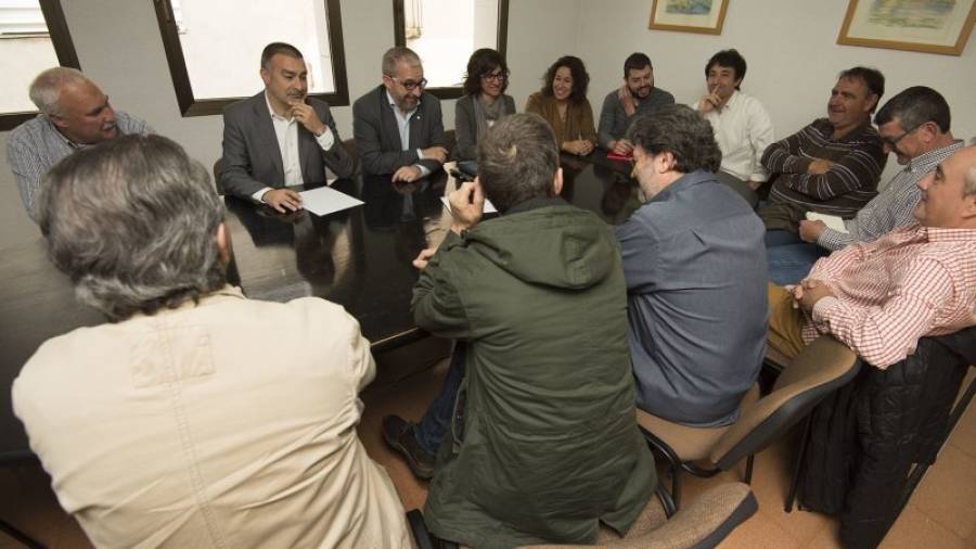 Josep Ginesta es va reunir ahir amb l´Ajuntament de Flix i el comitè de treballadors d´Ercros. Foto: JOAN REVILLAS