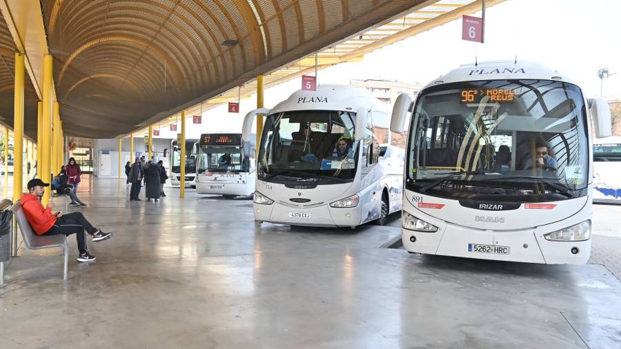 Usuarios esperando frente a tres autobuses aparcados en la Estación de Autobuses de Reus, uno de ellos, con conexión hasta el Morell FOTO: ALFREDO GONZÁLEZ
