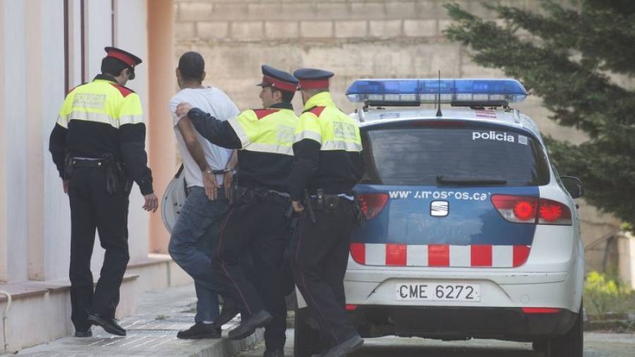 Els Mossos van entrar al domicili de l´acusat poc després d´ocórrer el crim del seu pare. Foto: Joan Revillas