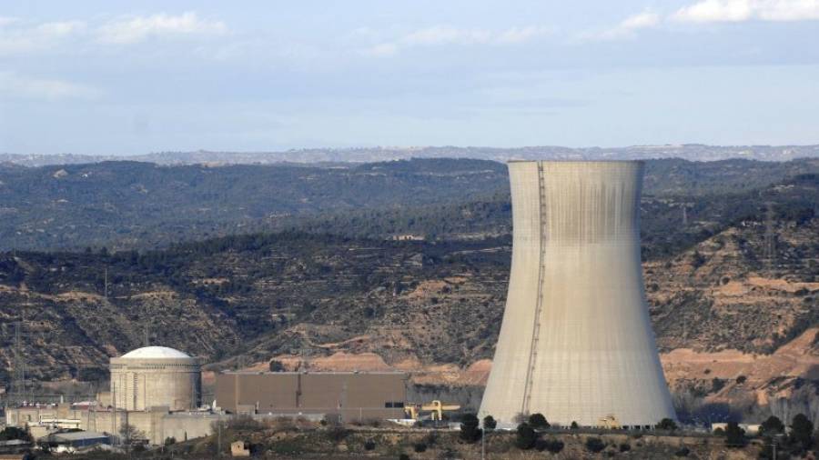 Panoràmica del complex nuclear d'Ascó, a la vora del riu Ebre. FOTO: JOAN REVILLAS