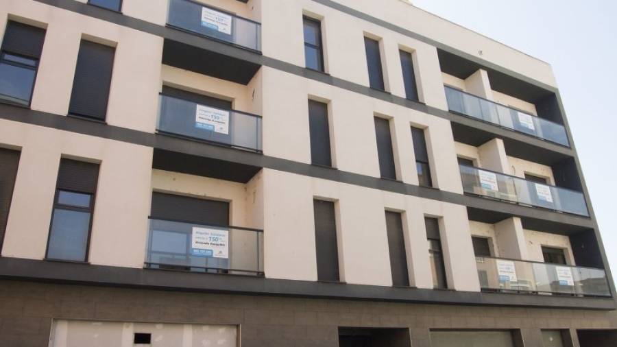 Imatge d´un bloc de pisos amb habitatges buits a Amposta. Foto: joan revillas