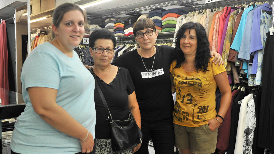 Las dependientas de la tienda de ropa Comas junto a la due&ntilde;a, Lola. Foto: A. G.