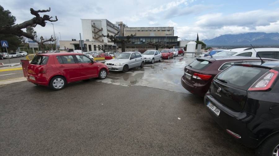 Ahir, un cop més, es va produir un col·lapse de vehicles que volien aparcar a l´Hospital. Foto: JOAN REVILLAS