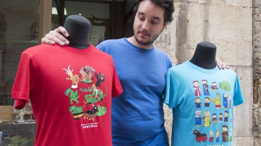 El jove escultor Joan Iniesta, ahir, amb la nova samarreta presentada amb motiu de les festes de la Cinta. foto: J. REVILLAS