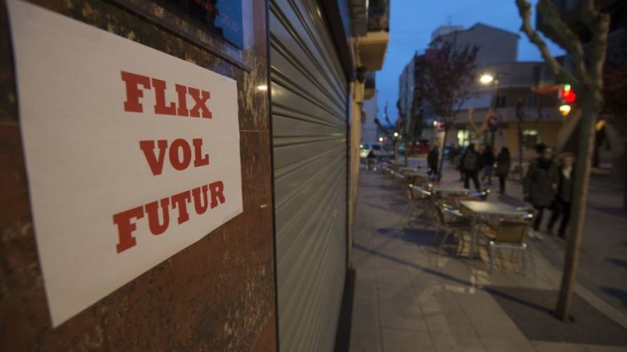 Els comerços van tancar portes i van penjar cartells reivindicatius. Foto: Joan Revillas