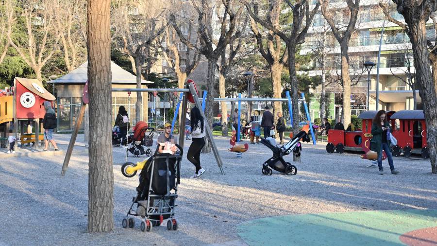 El Parc Sant Jordi es uno de los 12 parques de la ciudad con elementos de juego para niños con movilidad reducida.  FOTO: ALFREDO GONZÁLEZ