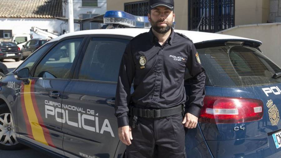 Víctor, ahir al matí davant de la Comisaria de la Policia Nacional de Tortosa. FOTO: JOAN REVILLAS