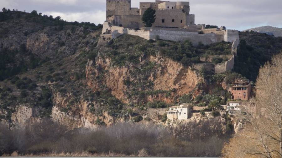 Panoràmica del castell de Miravet, vigilant el riu Ebre. Foto: Joan Revillas