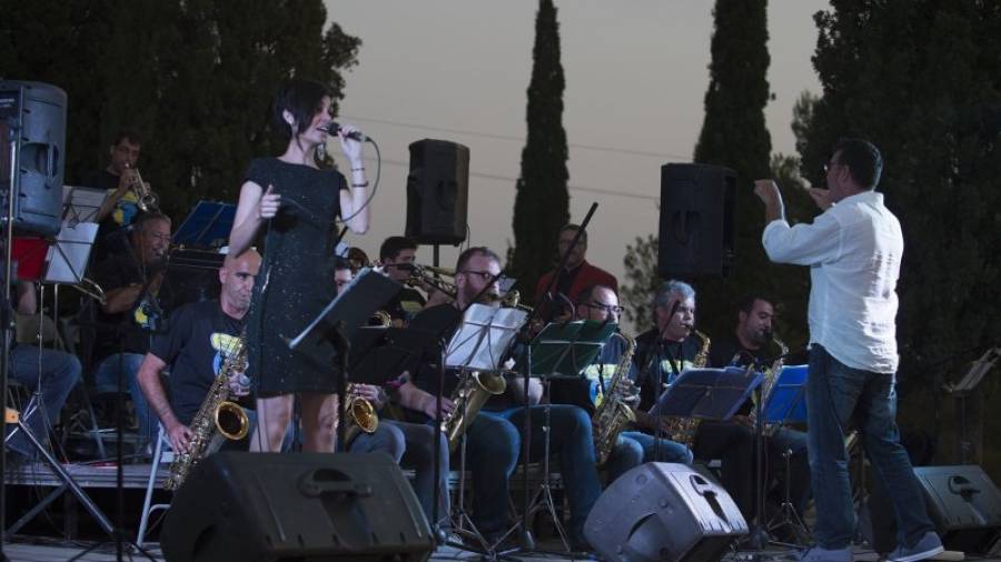 Moment del concert inaugural d´ahir a la nit de la Big Band Tortosa a Mig Camí. Foto: Joan Revillas