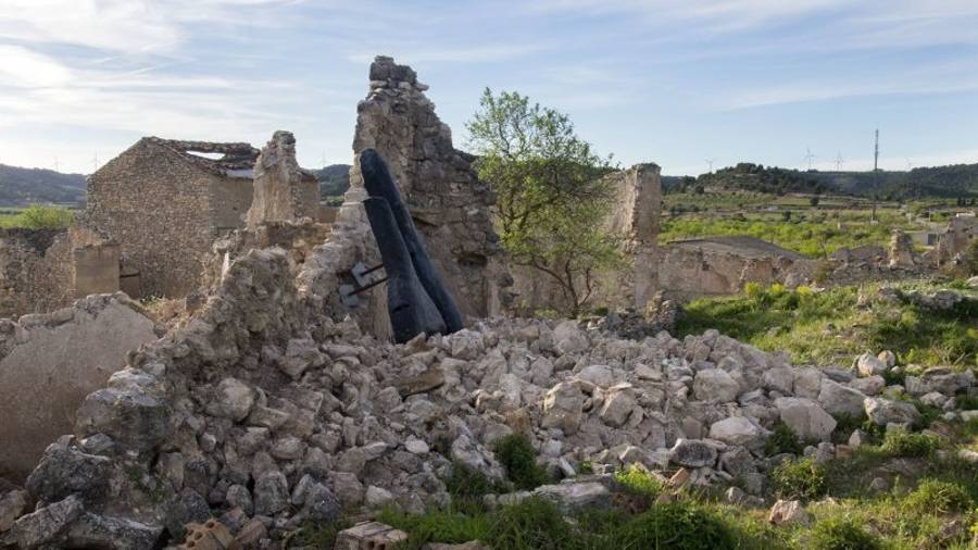 La lletra \'P\' de l\'Abecedari de la Lliberat ha caigut conjuntament amb la paret on estava subjectada. Foto: J. Revillas