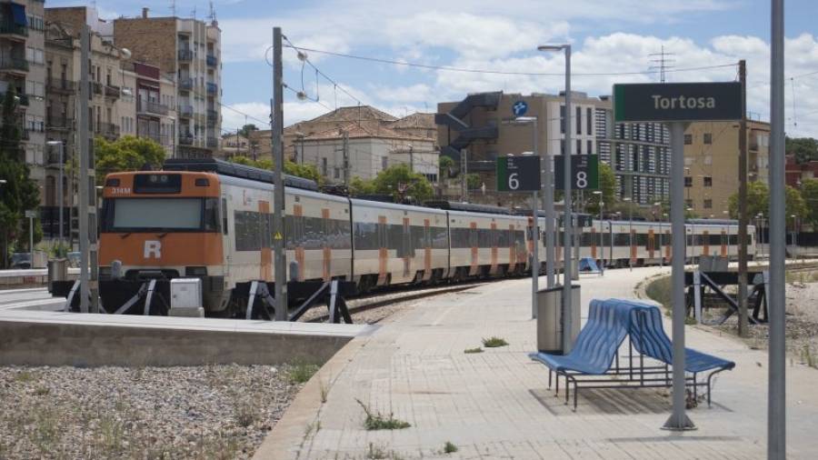 Tren a punt de sortir de l´estació de Tortosa, a la línia R16. FOTO: JOAN REVILLAS