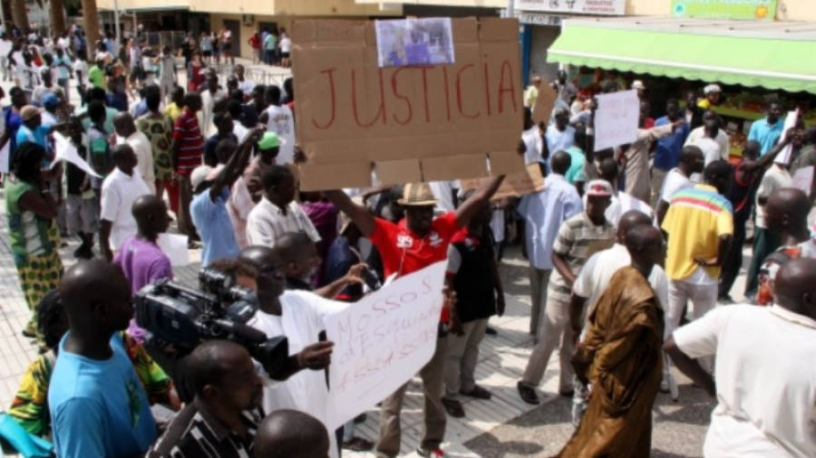 Uns 300 senegalesos s'han manifestat pels carrers de Salou demanant justícia. Foto:acn