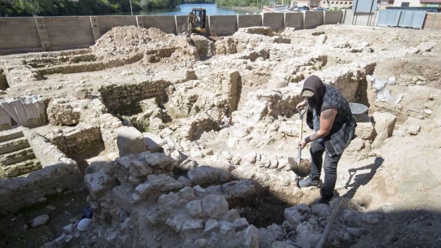 Dos arqueòlegs treballant en l'excavació, ahir a Tortosa. FOTO: JOAN REVILLAS