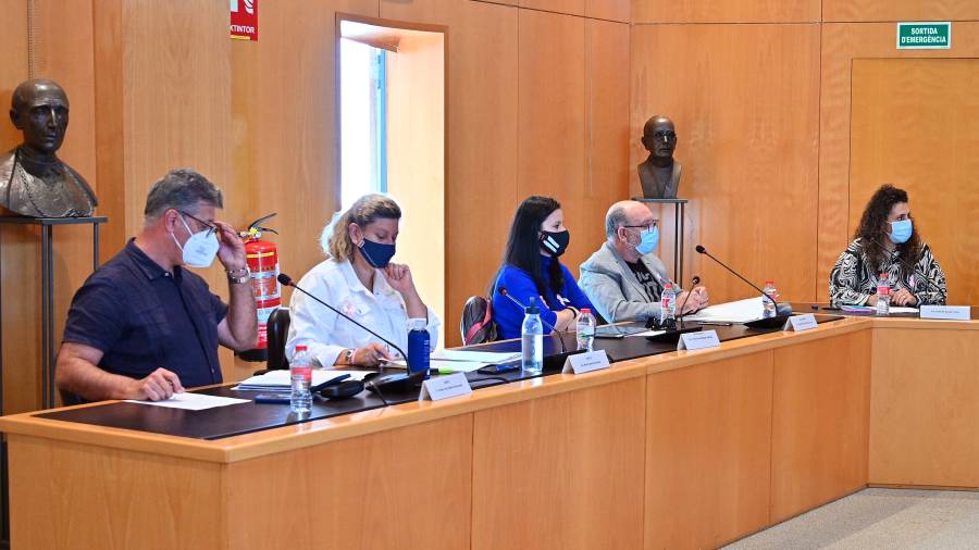 De izquierda a derecha: Lluís Abella, Marta Borràs, Patricia de Miguel, Joan M. Artigau y Yolanda Burgos, ayer en el pleno. FOTO: ALFREDO GONZÁLEZ