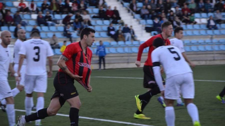 El defensa del conjunto rojinegro celebra su tanto ayer en Xàtiva que significó el empate para los de Natxo González. Foto: Xavi Guix/CF Reus Deportiu