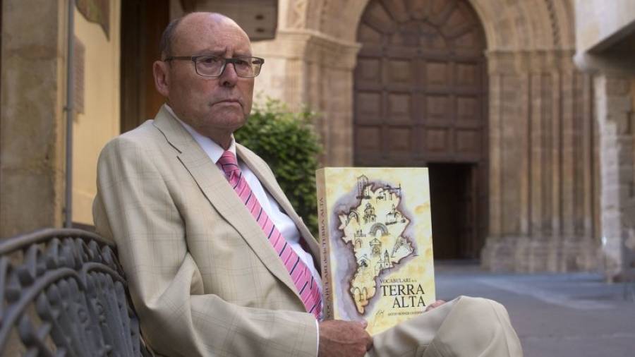 Anton Monner amb el seu llibre, a Gandesa. foto: joan revillas