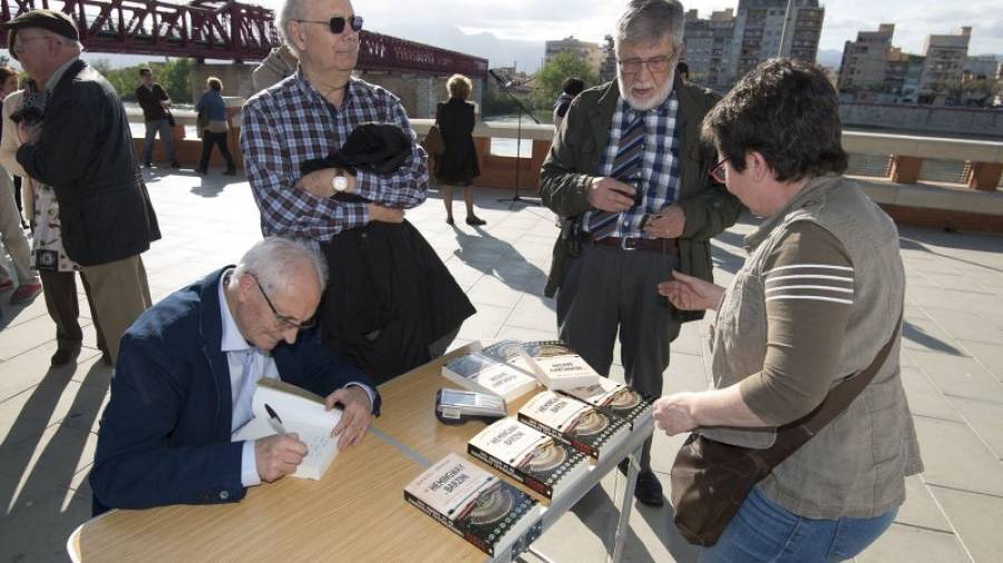 Daniel Arasa, ahir a la tarda, signant llibres al costat de l´antic pont del ferrocarril. Foto: joan revillas