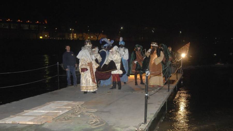 Els Reis d´Orient desembarcant a la platja de Ferreries, a Tortosa. Foto: joan revillas