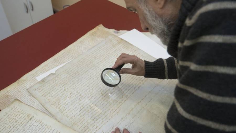 El director de l'Arxiu Comarcal del Baix Ebre, Albert Curto, analitzant un dels pergamins que ja són a la xarxa. FOTO: JOAN REVILLAS