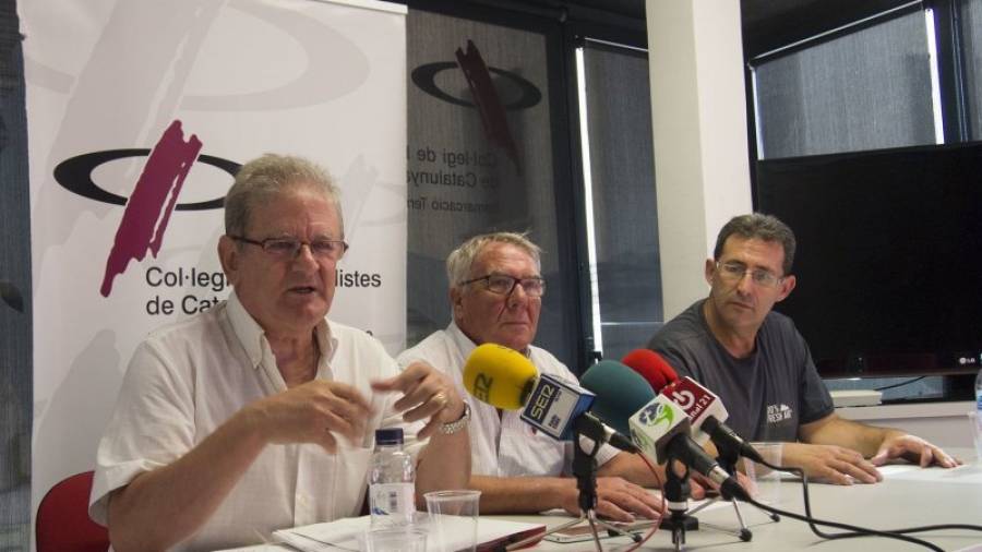 El portaveu veïnal, Josep Baubí, i els presidents de les federacions, Jordi Moreso i Llorenç Navarro. Foto: J. REVILLAS.
