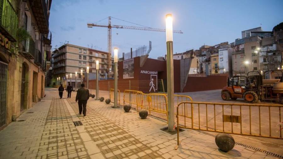 El carrer Montcada i de l'aparcament on al damunt es construirà la seu de les Delegacions. Foto: J. Revillas
