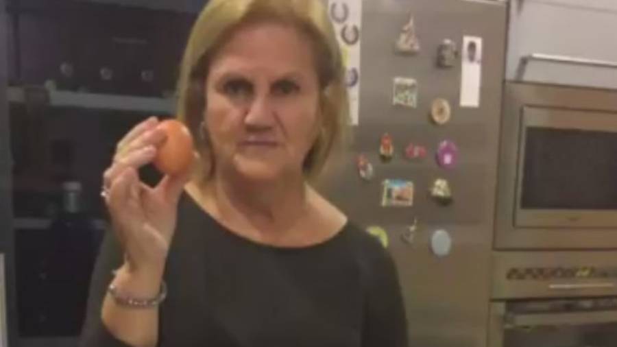L'expresidenta del Parlament, Núria de Gispert, trencant un ou en el marc de la campanya
