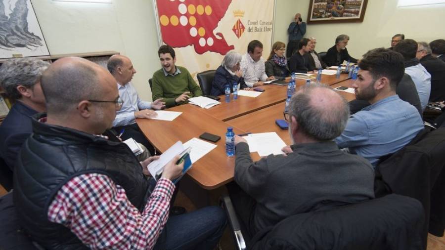 Moment de la reunió al Consell Comarcal del Baix Ebre, a Tortosa, ahir al migdia. Foto: Joan Revillas