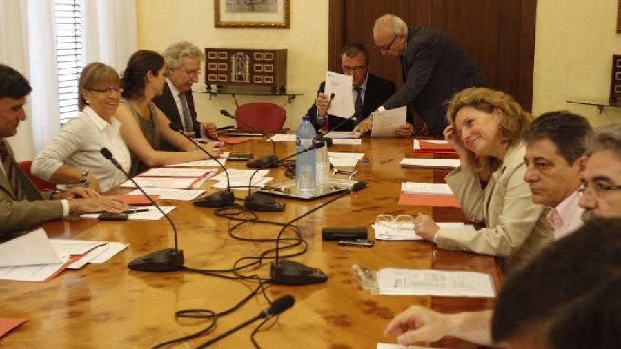 Pellicer y Prat (en el centro) en el primer consejo de administración de Innova tras las elecciones de 2011. P.f./DT