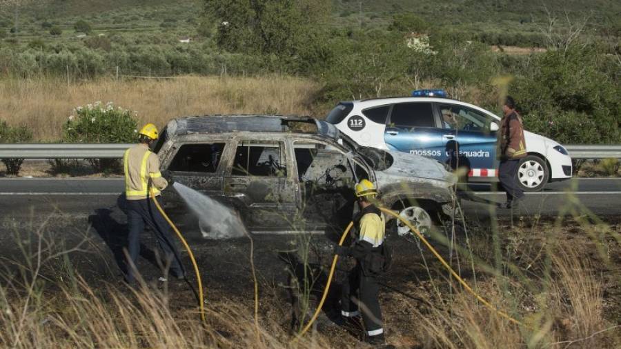 El cotxe es va cremar al mateix punt on va tenir lloc el tràgic accident d´autocar de Freginals. Foto: joan revillas