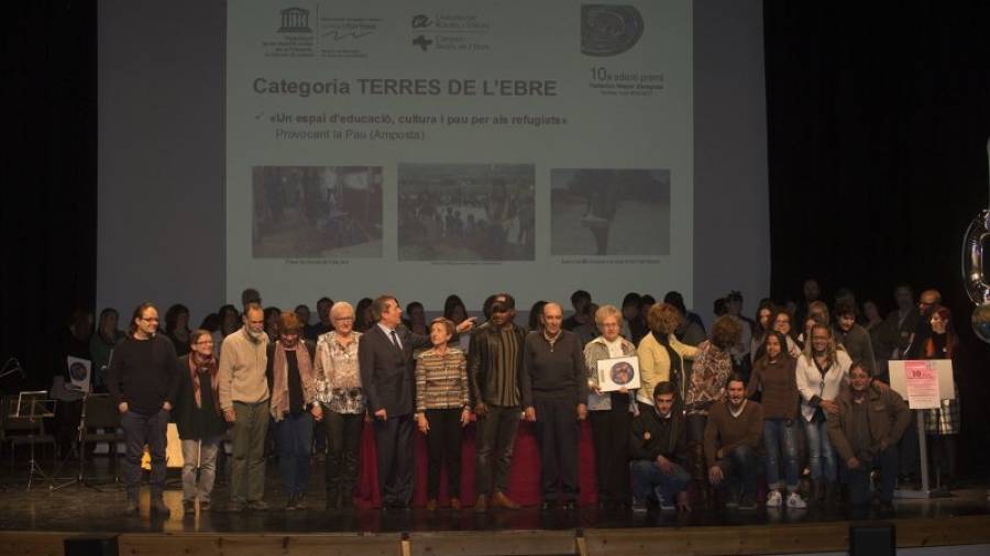 Voluntaris de l´ONG ebrenca Provocant la Pau que ahir van recollir el premi a l´Auditori Felip Pedrell de Tortosa. Foto: Joan Revillas
