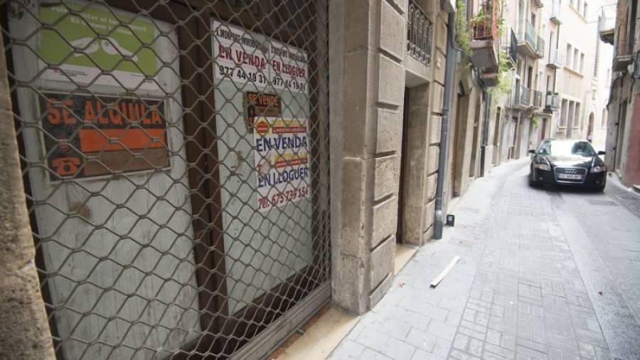 Un local en lloguer o compra al carrer Montcada de Tortosa. Foto: Joan Revillas