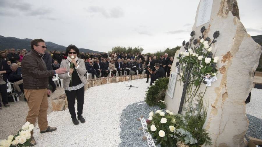 Familars de les víctimes, dipositant roses blanques de record. Foto: Joan Revillas