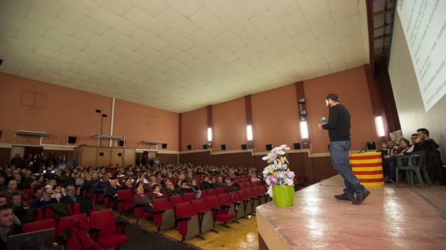 Assemblea ciutadana celebrada a l'auditori d'Alcanar, divendres a la nit. Foto: Joan Revillas