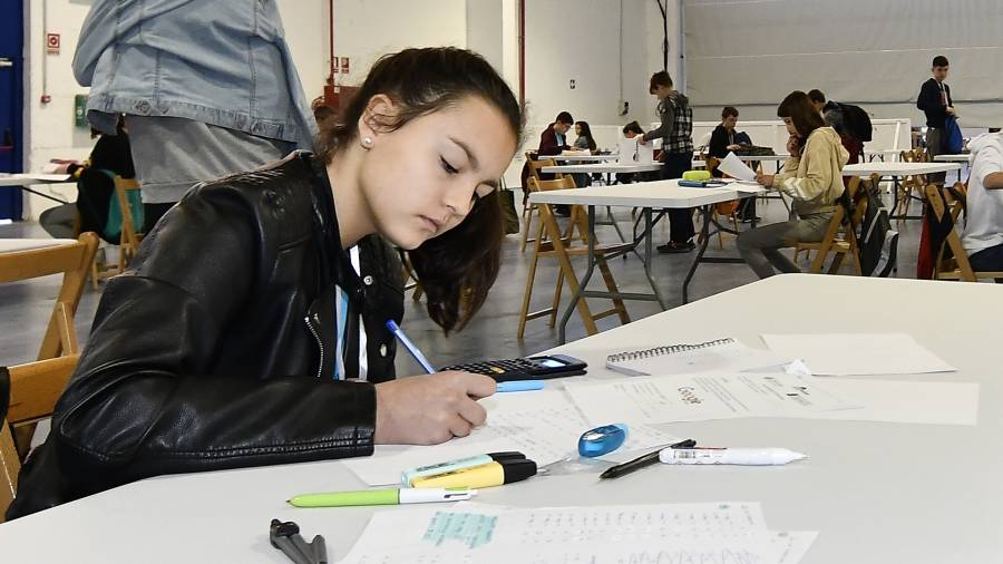 Una alumna respondiendo la fase individual de la prueba. FOTO: Alfredo González