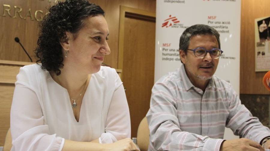 Miriam Alía, trabajadora humanitaria de MSF,y Toni Luna, responsable en Catalunya. Foto: Pere Ferré