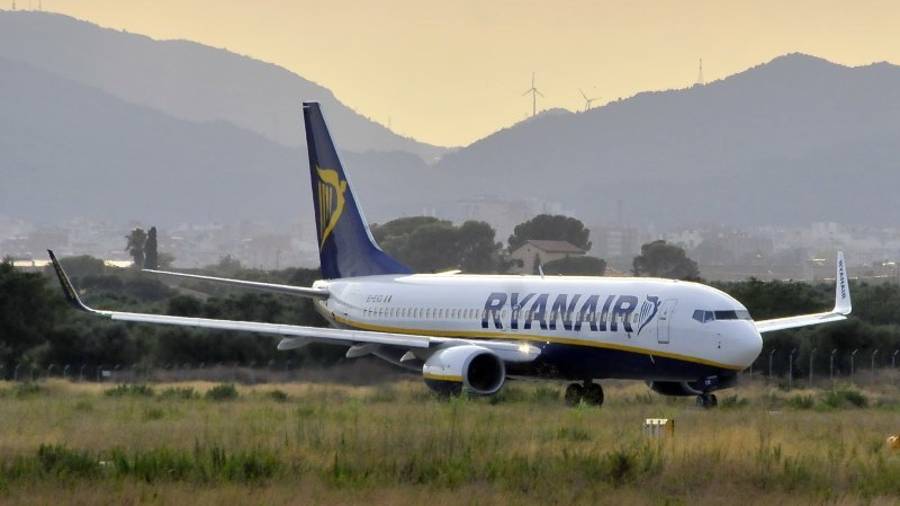 Imagen de archivo de un avión de Ryanair en la pista del Aeropuerto de Reus. Foto: Pere Ferré