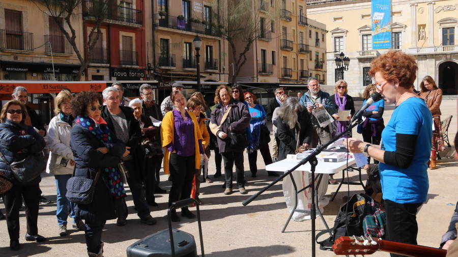 Una representant d'Stop Mare Mortum presenta l'acte 'Paraules per la Pau' de Tarragona per les refugiades. FOTO: ACN