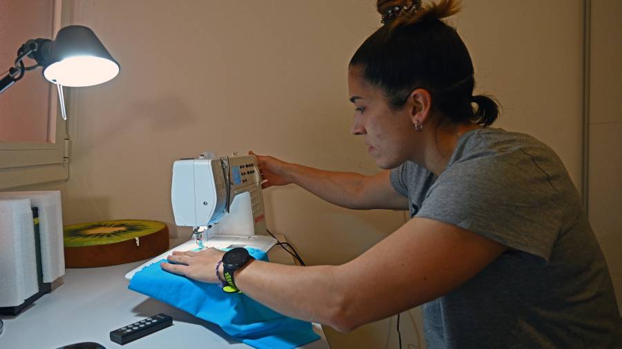 El taller de La Galga Costurera es un pequeño despacho en la casa de Noelia Quesada (en la foto) y Miriam Peña. FOTO: alfredo gonzález