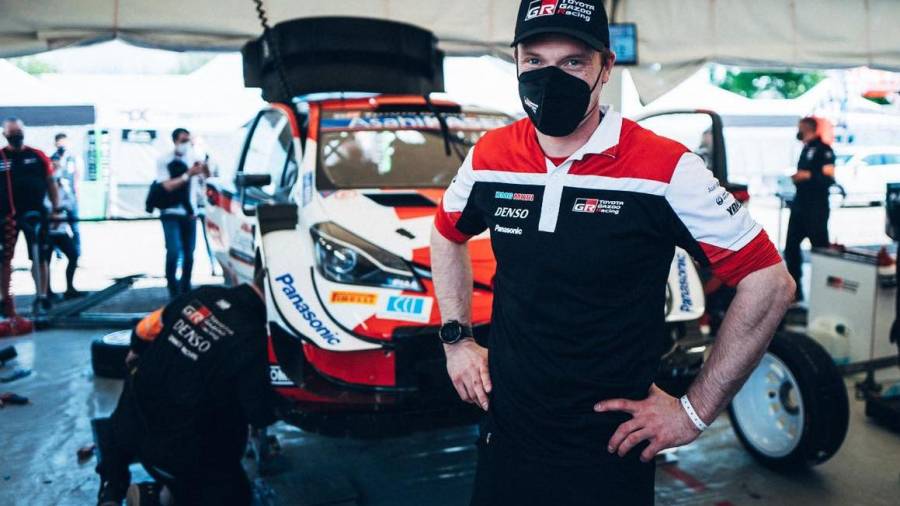 Jari-Matti Latvala, Director Deportivo del equipo Toyota junto al Yaris WRC.