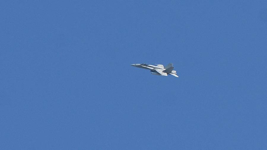 Un F-18 sobrevuela ayer el Camp. Foto: Alfredo Gonz&aacute;lez