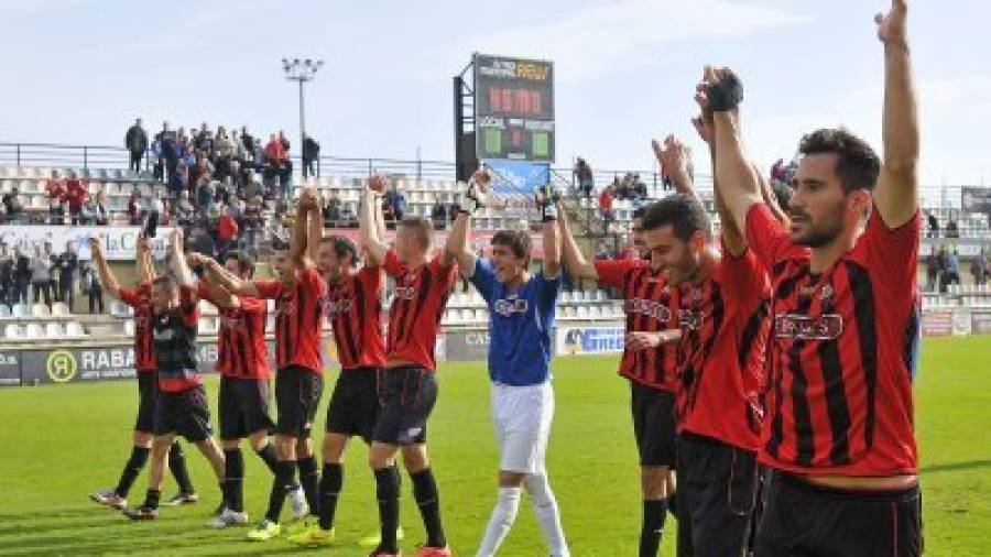 Los jugadores del CF Reus celebran una victoria ante el Baleares en el Estadi municipal. Foto: Alfredo González