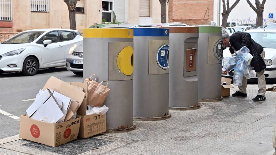 Cajas de cartón dejadas fuera de unos contenedores en Reus. FOTO: ALFREDO GONZÁLEZ
