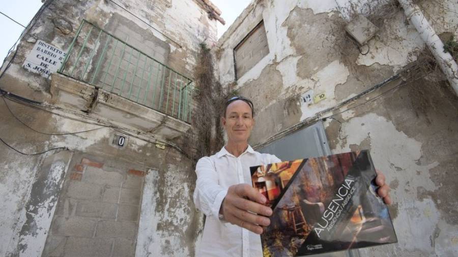 Manuel Cohen sostenint el llibre de fotografies amb poemes de Carles Duarte. foto: Joan Revillas