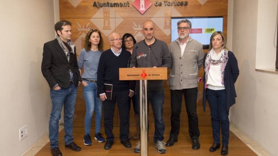 Els representants dels tres grups d'esquerres aquest dijous a l'Ajuntament de Tortosa. FOTO: JOAN REVILLAS