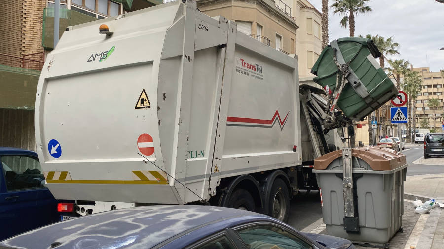 Un camión del servicio de recogida de la basura operando en la calle Ample de Reus. FOTO: ALFREDO GONZÁLEZ