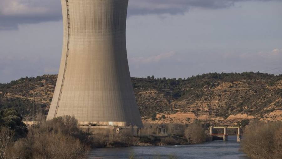 Imagen de la torre de refrigeración del complejo nuclear de Ascó. FOTO: JOAN REVILLAS